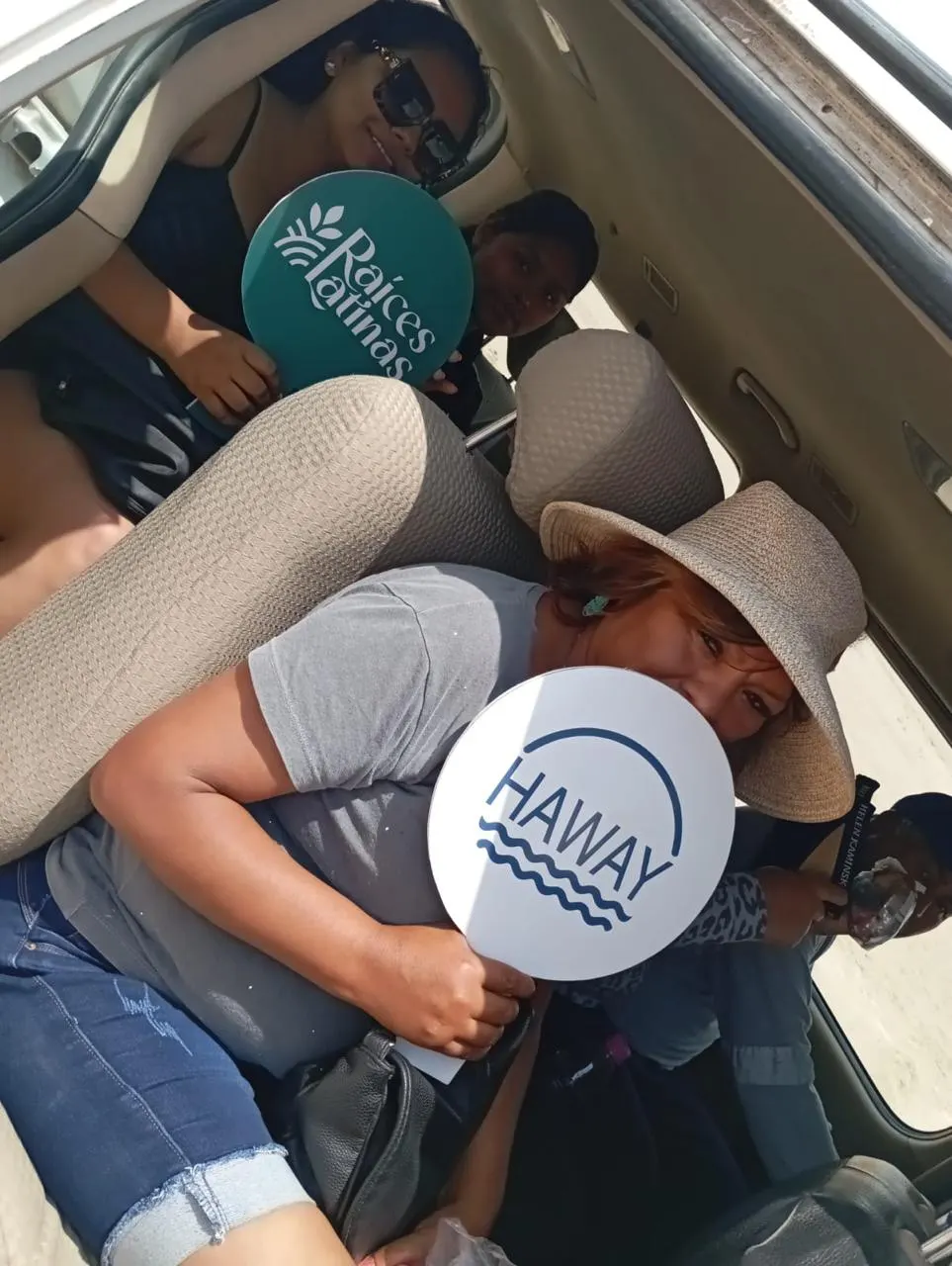 Personas con material de HAWAY durante un traslado