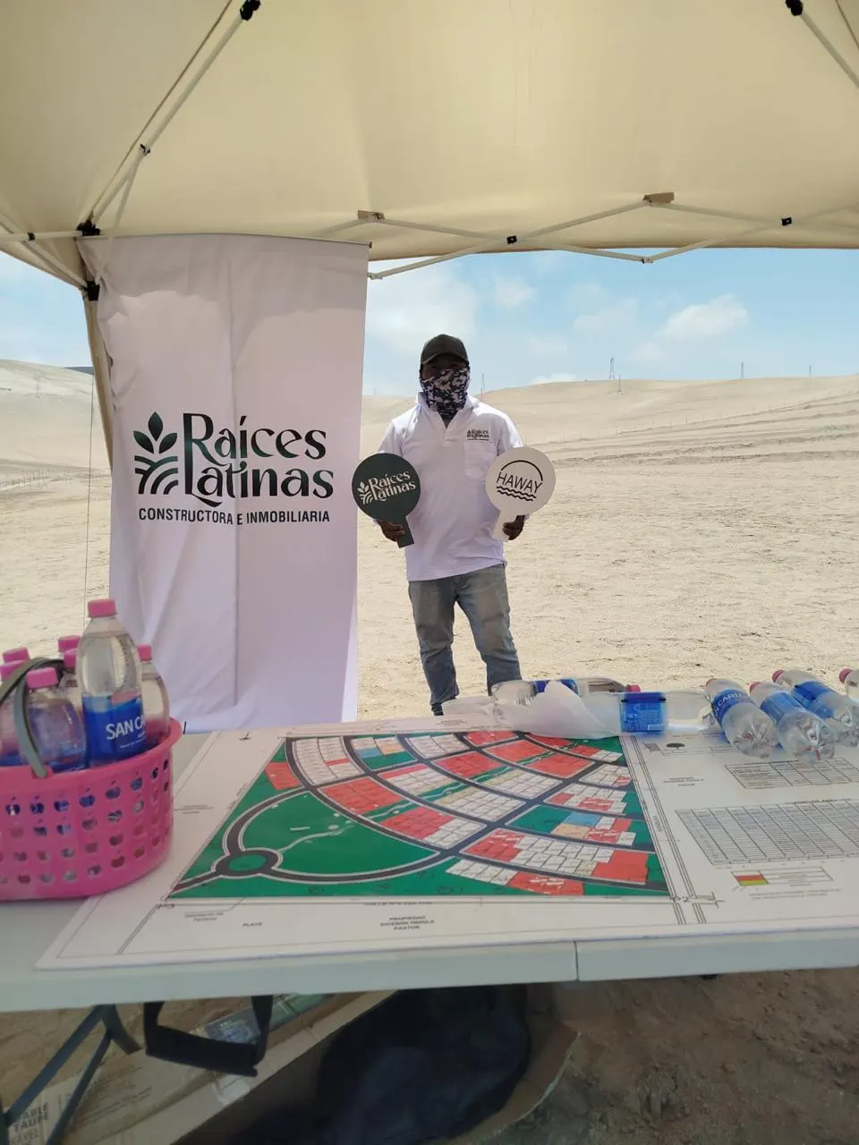 Representante con material de HAWAY y plano del proyecto